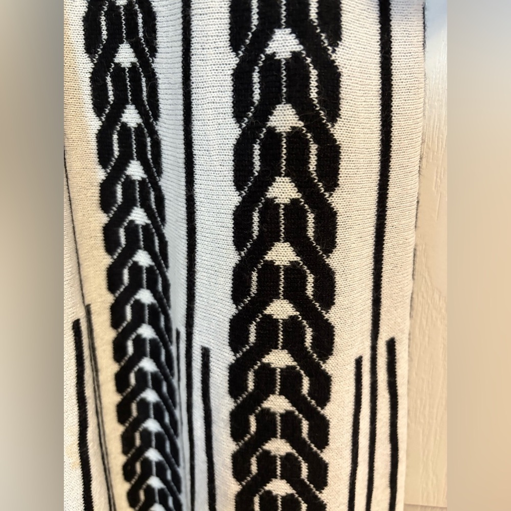 Elegant Black and Cream Sweater Dress - Picture 3 of 4